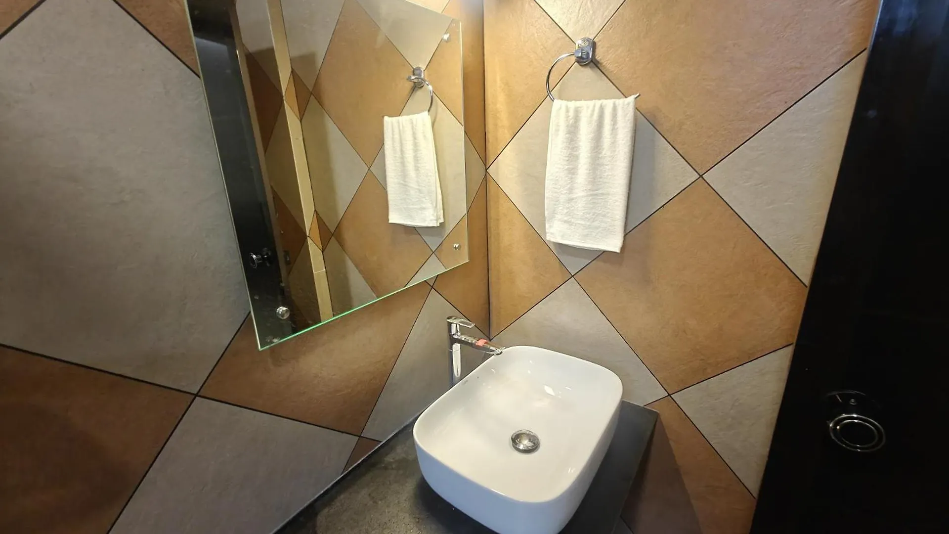 Gateway Residency Hotel Mannarakkat